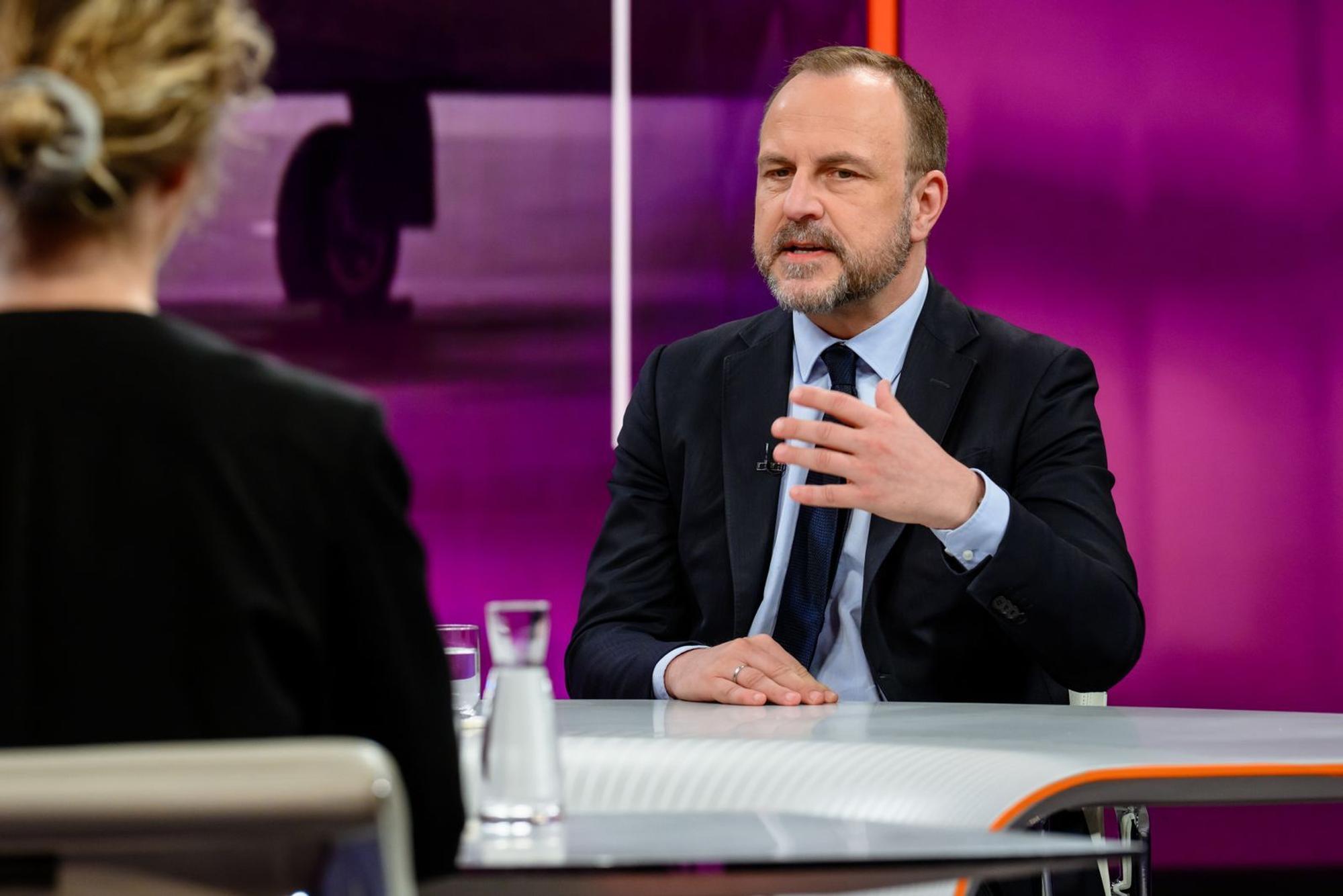 Sicherheitsexperte Peter R. Neumann prognostizierte der Ukraine einen extrem harten Winter. (Bild: ZDF/Svea Pietschmann )
