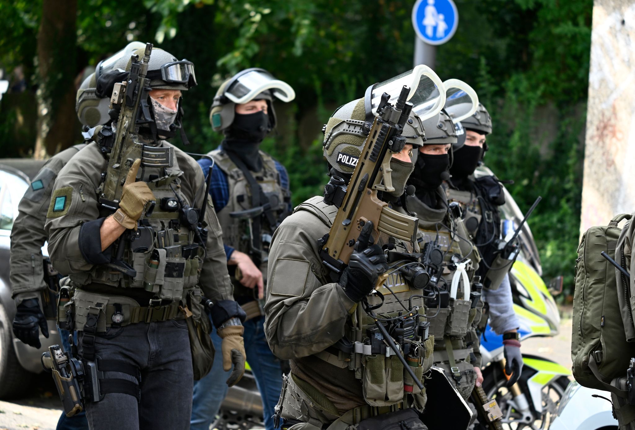 An der Durchsuchungsaktion waren auch Spezialeinheiten der Polizei beteiligt. (Symbolbild)