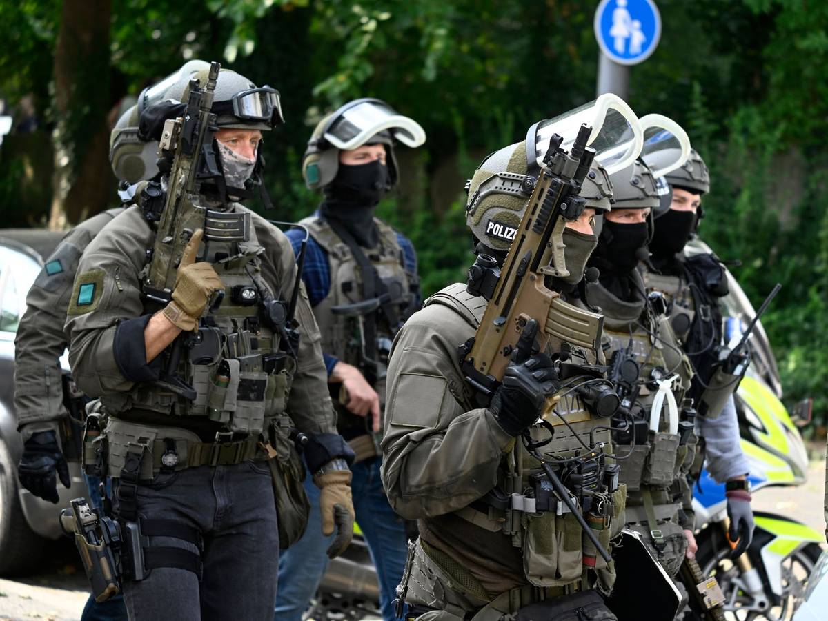 An der Durchsuchungsaktion waren auch Spezialeinheiten der Polizei beteiligt. (Symbolbild)