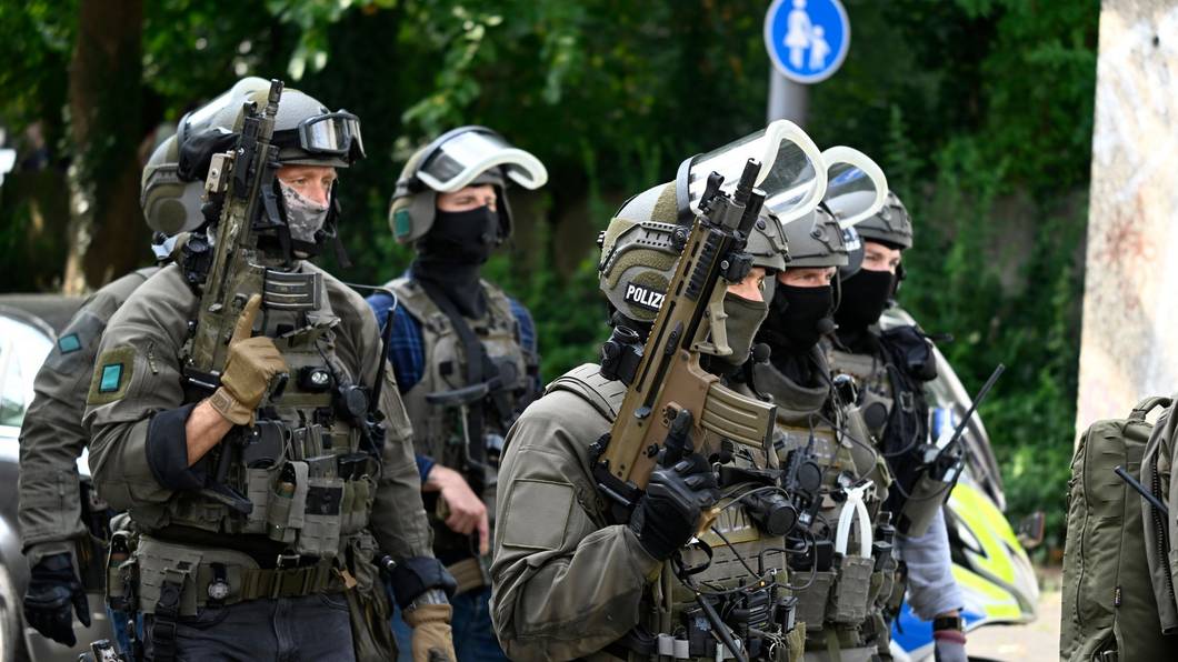 An der Durchsuchungsaktion waren auch Spezialeinheiten der Polizei beteiligt. (Symbolbild)