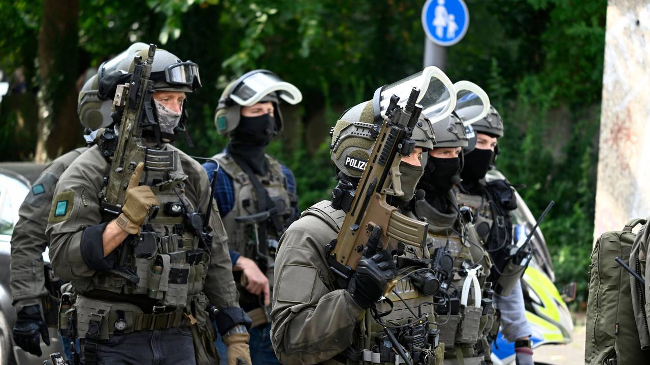 An der Durchsuchungsaktion waren auch Spezialeinheiten der Polizei beteiligt. (Symbolbild)