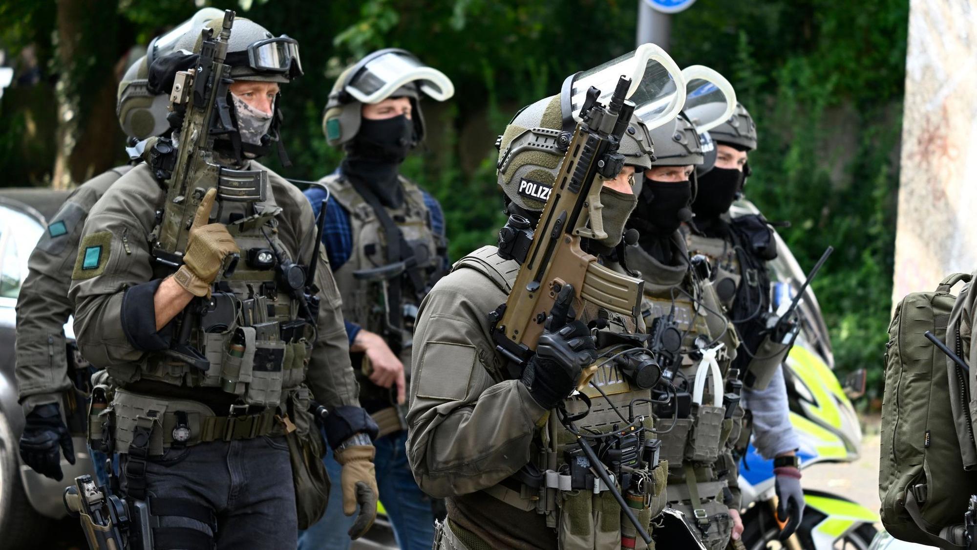 An der Durchsuchungsaktion waren auch Spezialeinheiten der Polizei beteiligt. (Symbolbild)