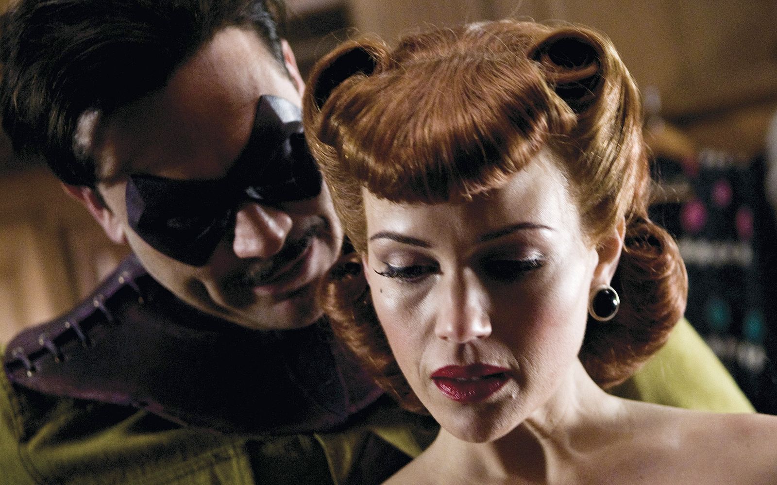The Comedian (Jeffrey Dean Morgan) und Silk Spectre (Carla Gugino) verband eine abstoßende Anziehung.  (Bild: RTLZWEI)