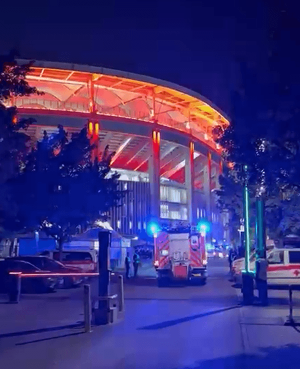 Ein Feuerwehrauto fährt am Deutsche-Bank-Park vor. Die Pressekonferenz nach dem Spiel zwischen Frankfurt und Köln musste nach einem Alarm abgebrochen werden.