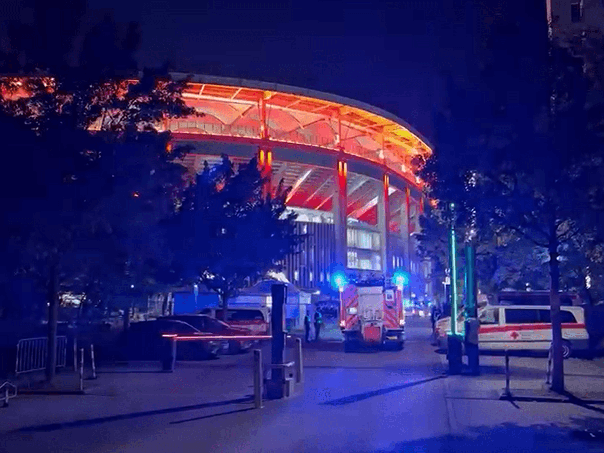 Ein Feuerwehrauto fährt am Deutsche-Bank-Park vor. Die Pressekonferenz nach dem Spiel zwischen Frankfurt und Köln musste nach einem Alarm abgebrochen werden.