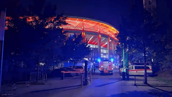 Ein Feuerwehrauto fährt am Deutsche-Bank-Park vor. Die Pressekonferenz nach dem Spiel zwischen Frankfurt und Köln musste nach einem Alarm abgebrochen werden.