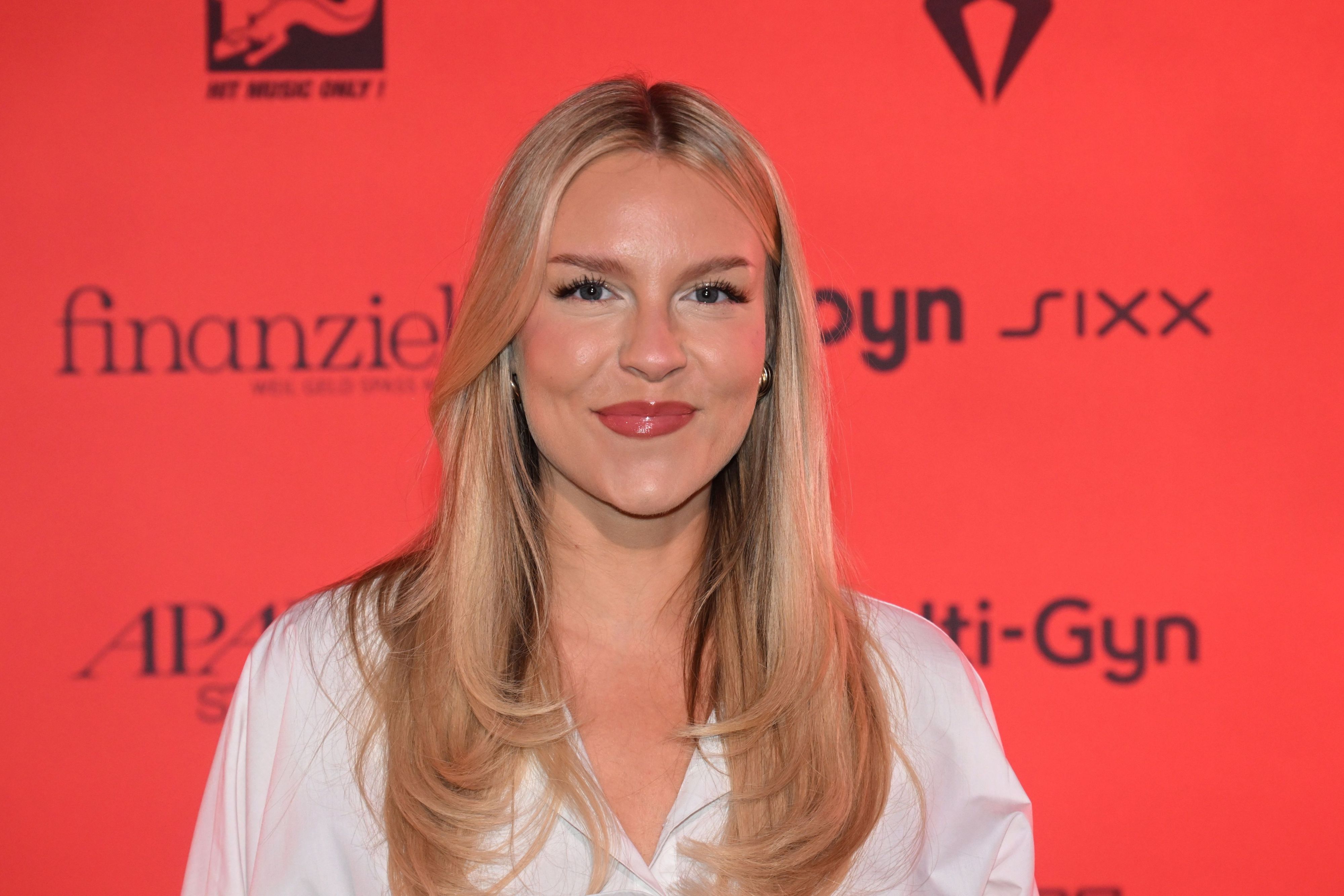 Dagi Bee steht beim Finale "Miss Germany Awards" 2026 auf dem Roten Teppich im Bavaria Film Gelände
