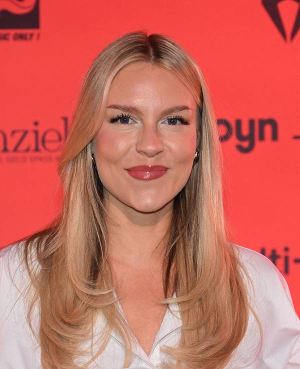 Dagi Bee steht beim Finale "Miss Germany Awards" 2026 auf dem Roten Teppich im Bavaria Film Gelände