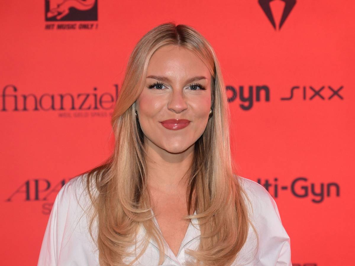 Dagi Bee steht beim Finale "Miss Germany Awards" 2026 auf dem Roten Teppich im Bavaria Film Gelände