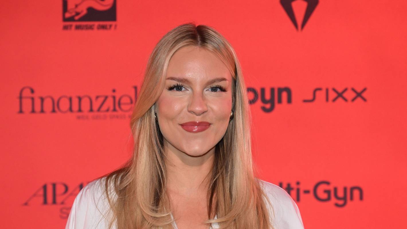 Dagi Bee steht beim Finale "Miss Germany Awards" 2026 auf dem Roten Teppich im Bavaria Film Gelände
