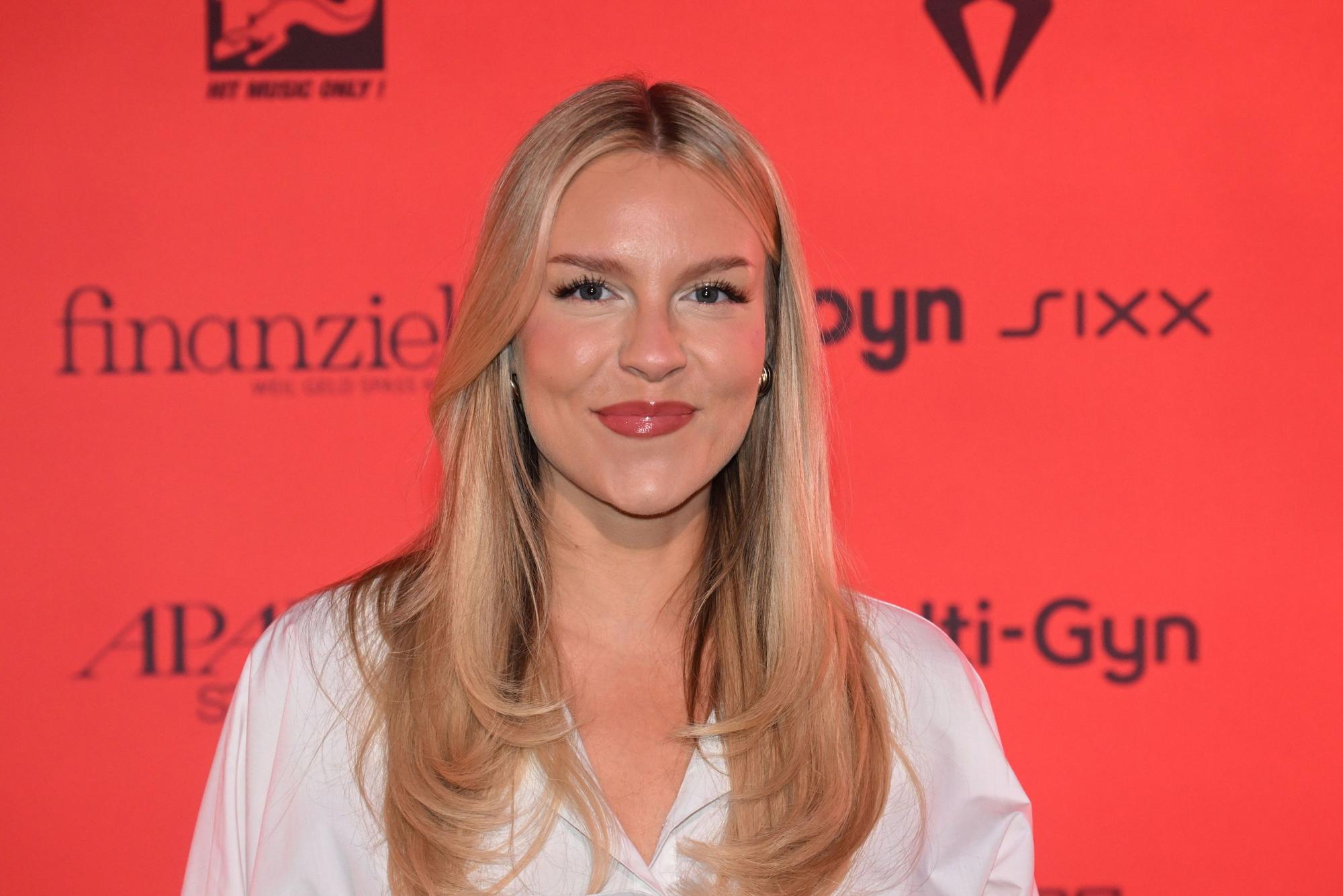 Dagi Bee steht beim Finale "Miss Germany Awards" 2026 auf dem Roten Teppich im Bavaria Film Gelände