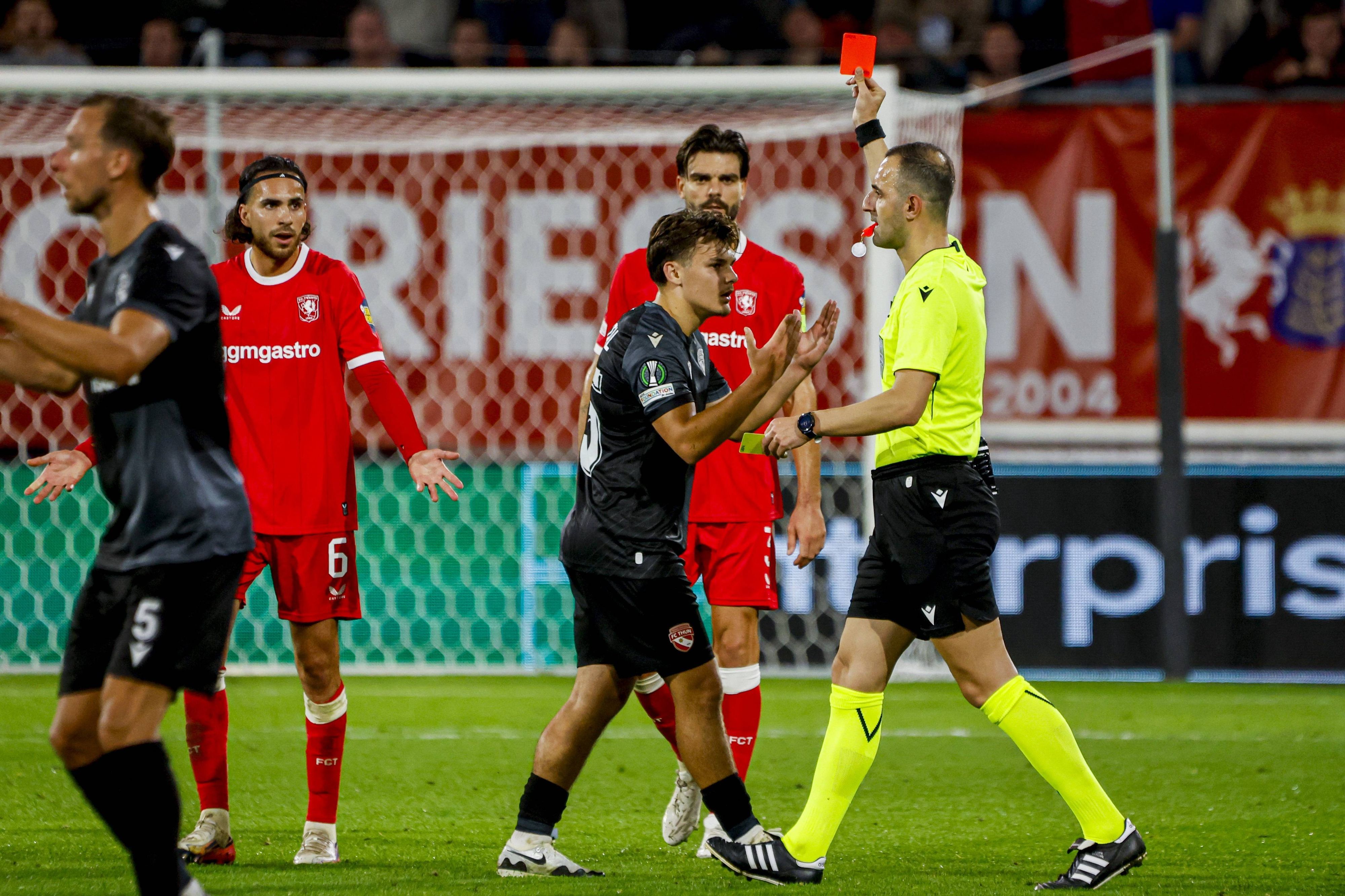 Patrik Kristal sieht im Trikot des FC Thun beim Conference-League-Spiel gegen Twente Enschede die Rote Karte.