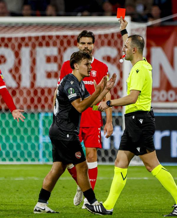 Patrik Kristal sieht im Trikot des FC Thun beim Conference-League-Spiel gegen Twente Enschede die Rote Karte.