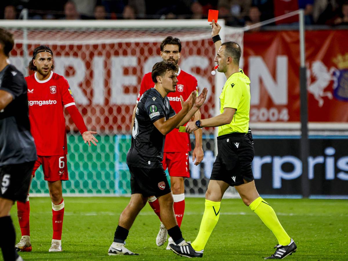 Patrik Kristal sieht im Trikot des FC Thun beim Conference-League-Spiel gegen Twente Enschede die Rote Karte.
