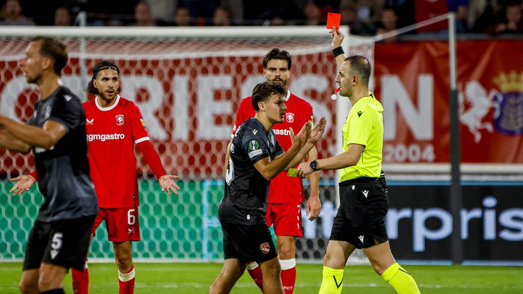 Patrik Kristal sieht im Trikot des FC Thun beim Conference-League-Spiel gegen Twente Enschede die Rote Karte.