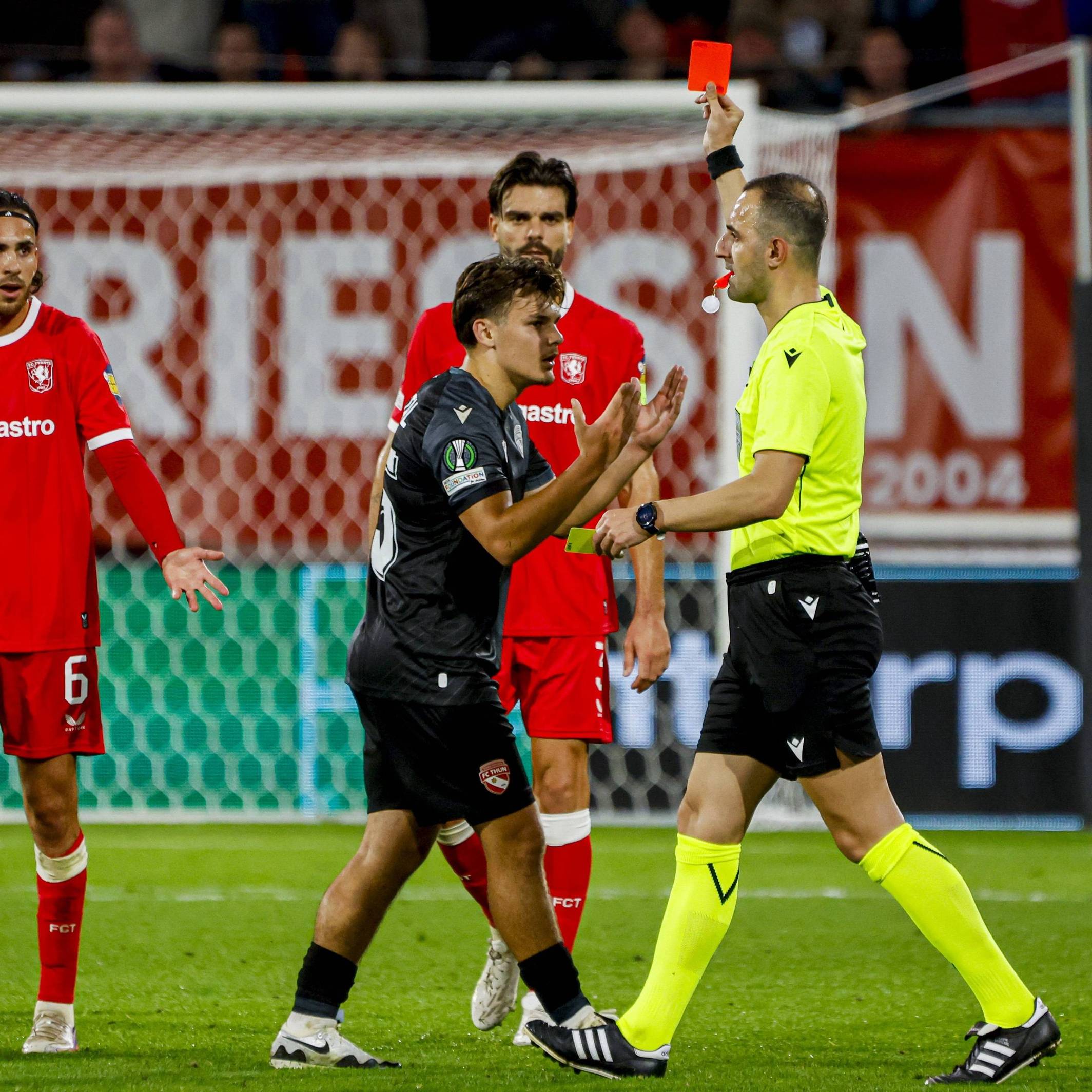 Patrik Kristal sieht im Trikot des FC Thun beim Conference-League-Spiel gegen Twente Enschede die Rote Karte.