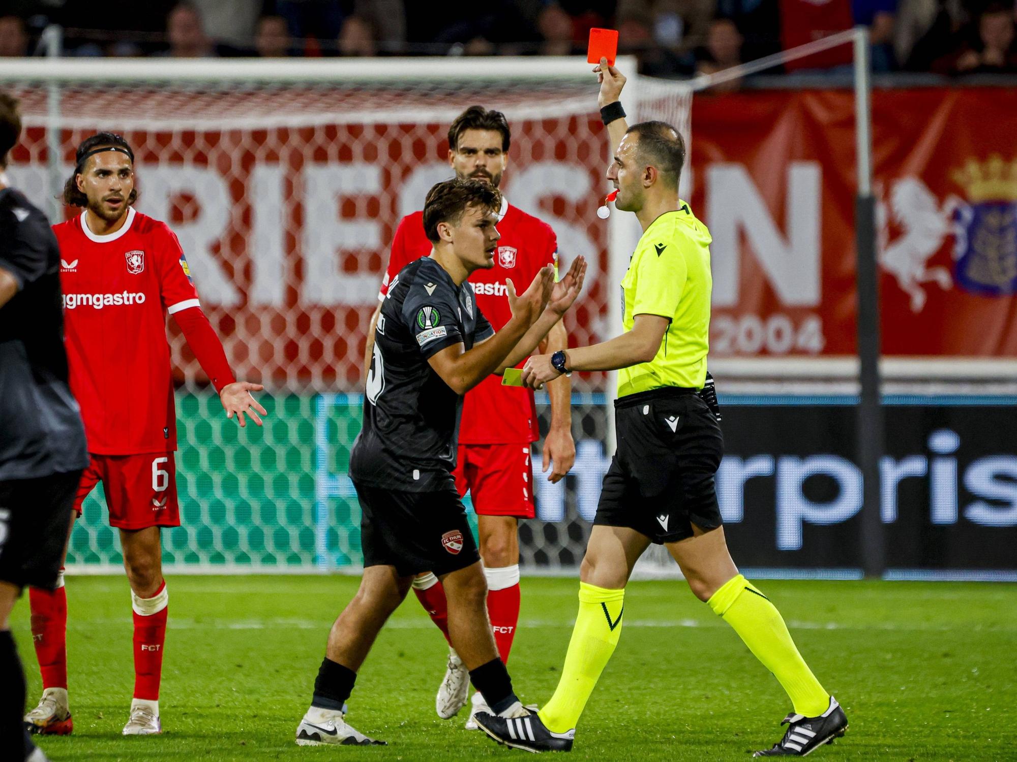 Patrik Kristal sieht im Trikot des FC Thun beim Conference-League-Spiel gegen Twente Enschede die Rote Karte.