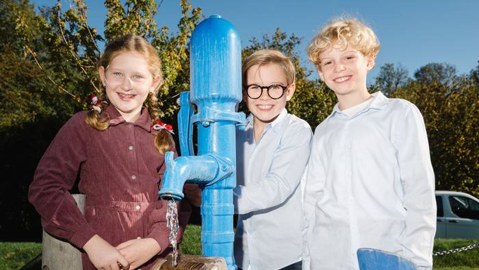 Laurenz Hardt (Mitte) wird der neue Kölner Kinderprinz, Anna Schmitz die neue Kinderjungfrau und Felix Hartje Kinderbauer.