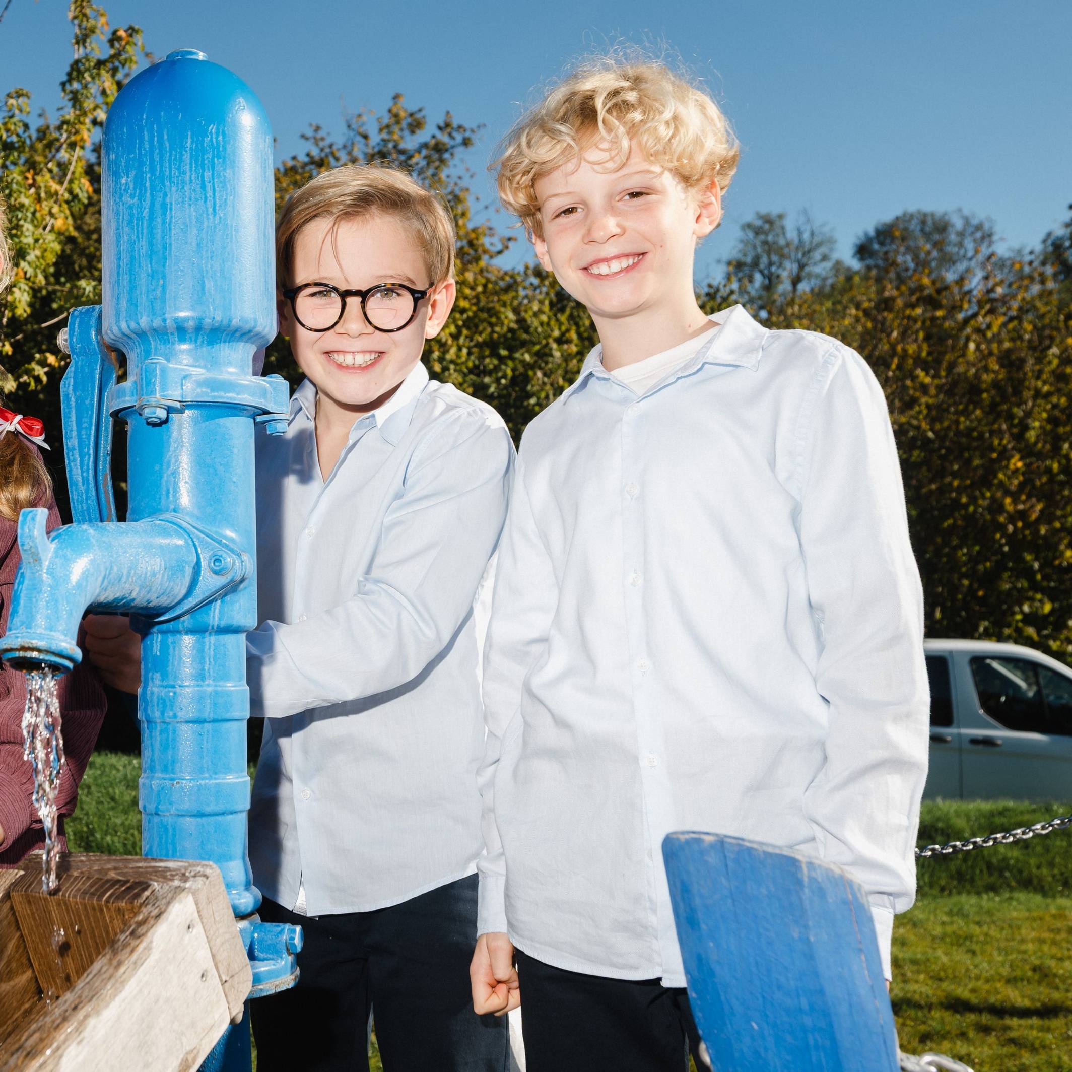 Laurenz Hardt (Mitte) wird der neue Kölner Kinderprinz, Anna Schmitz die neue Kinderjungfrau und Felix Hartje Kinderbauer.