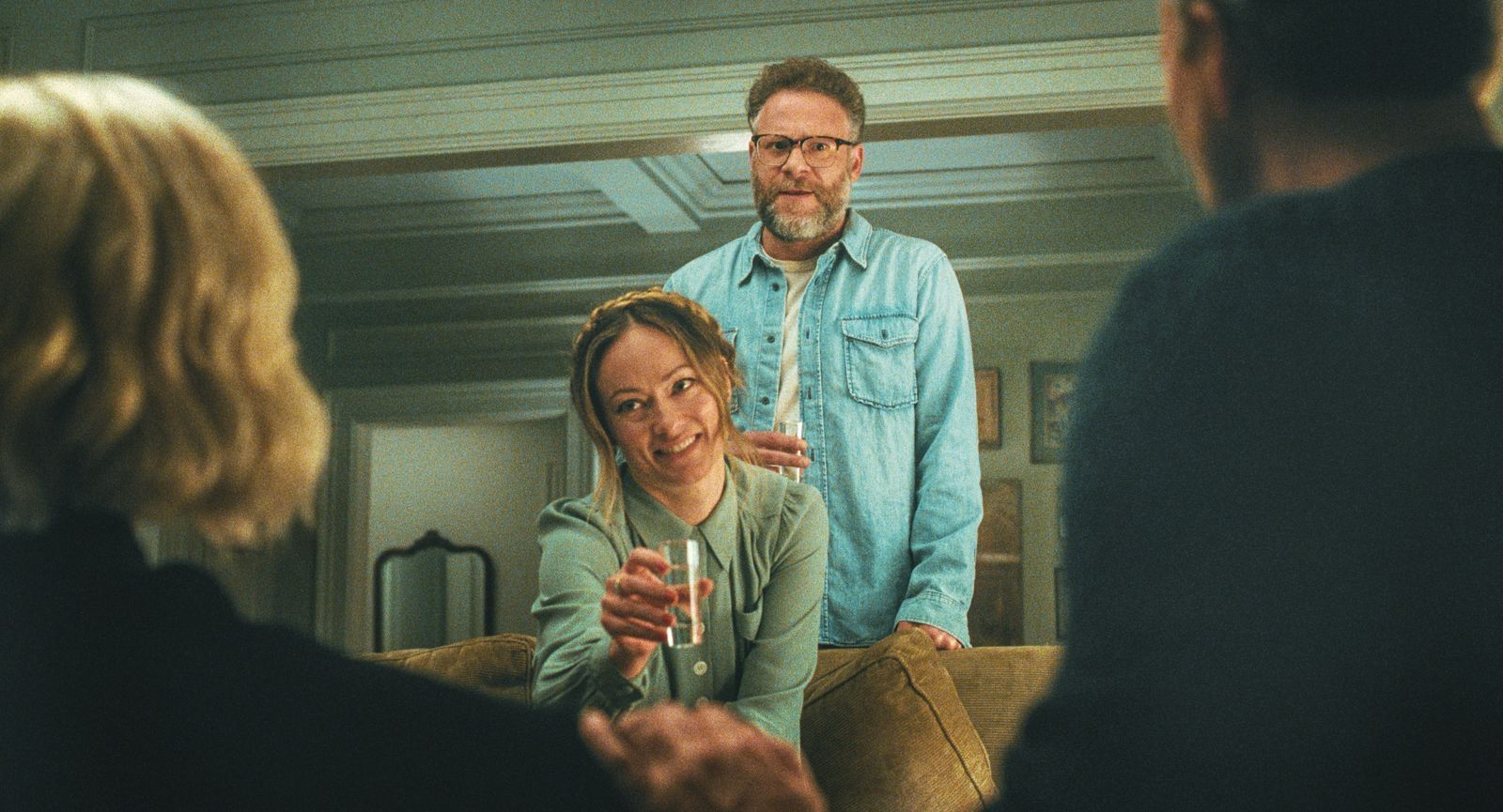 Angela (Olivia Wilde) und Joe (Seth Rogen) haben Probleme mit sich selbst und Probleme mit ihren Nachbarn. Vielleicht macht ein Dinnerabend zu viert ja alles besser? (Bild: Leonine/Tobis Film)