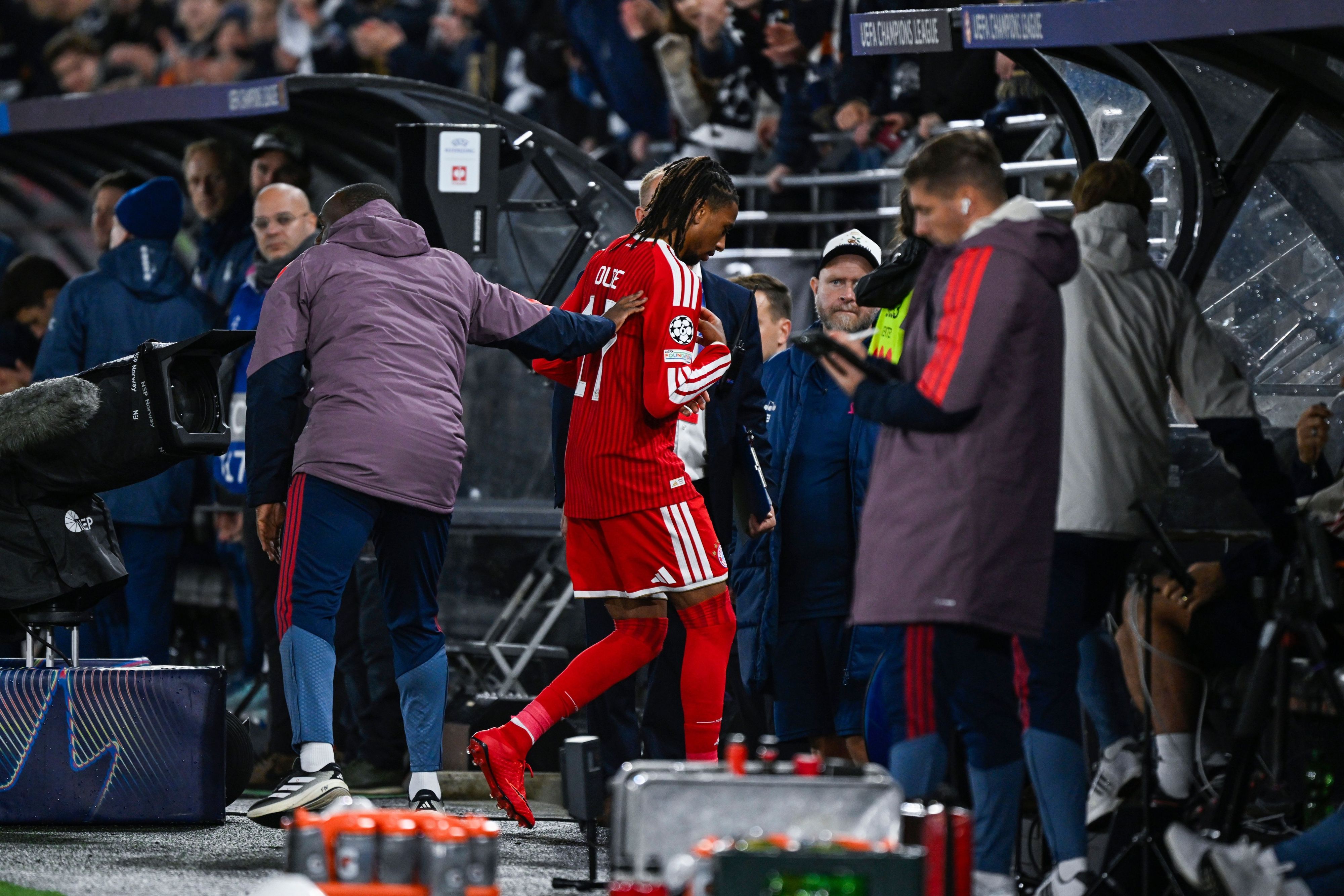 Bayern-Star Michael Olise verlässt das Spielfeld