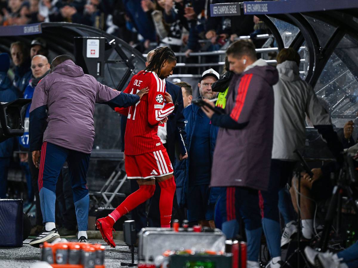 Bayern-Star Michael Olise verlässt das Spielfeld