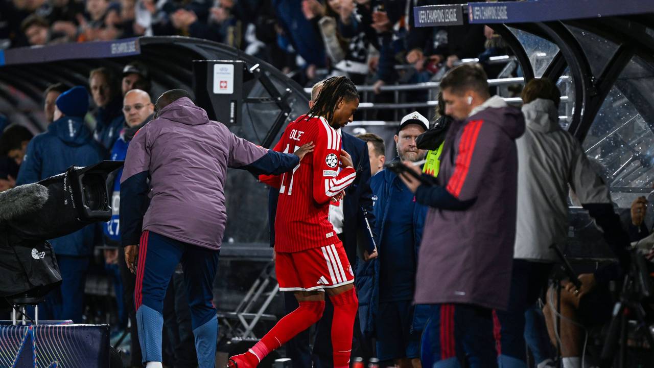 Bayern-Star Michael Olise verlässt das Spielfeld