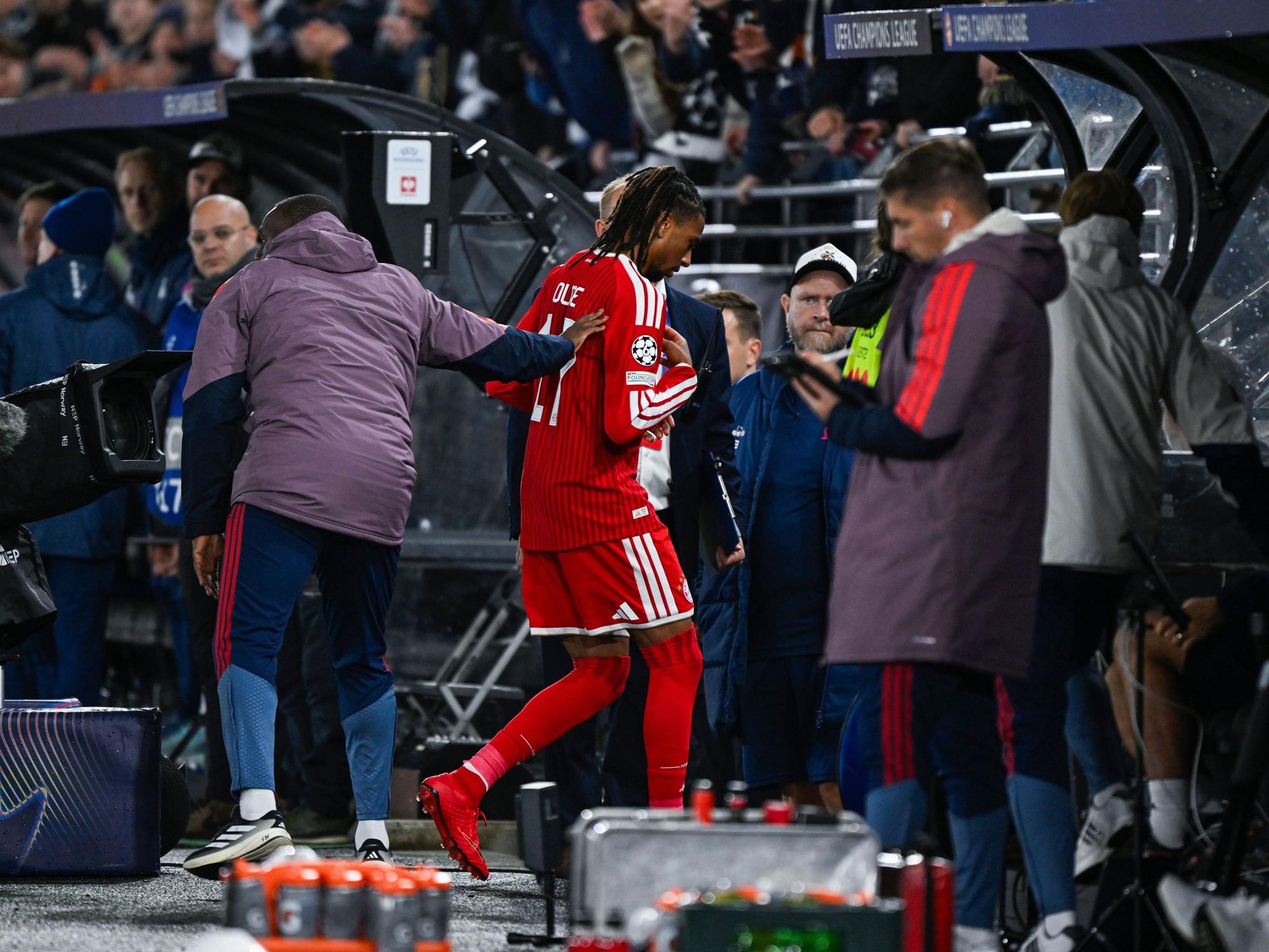 Bayern-Star Michael Olise verlässt das Spielfeld