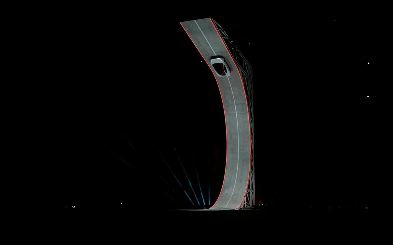 Keine optische Täuschung: Der Tesla Roadster fuhr eine Rampe mühelos hoch und saugte sich an der Wand fest. (Bild: Tesla)