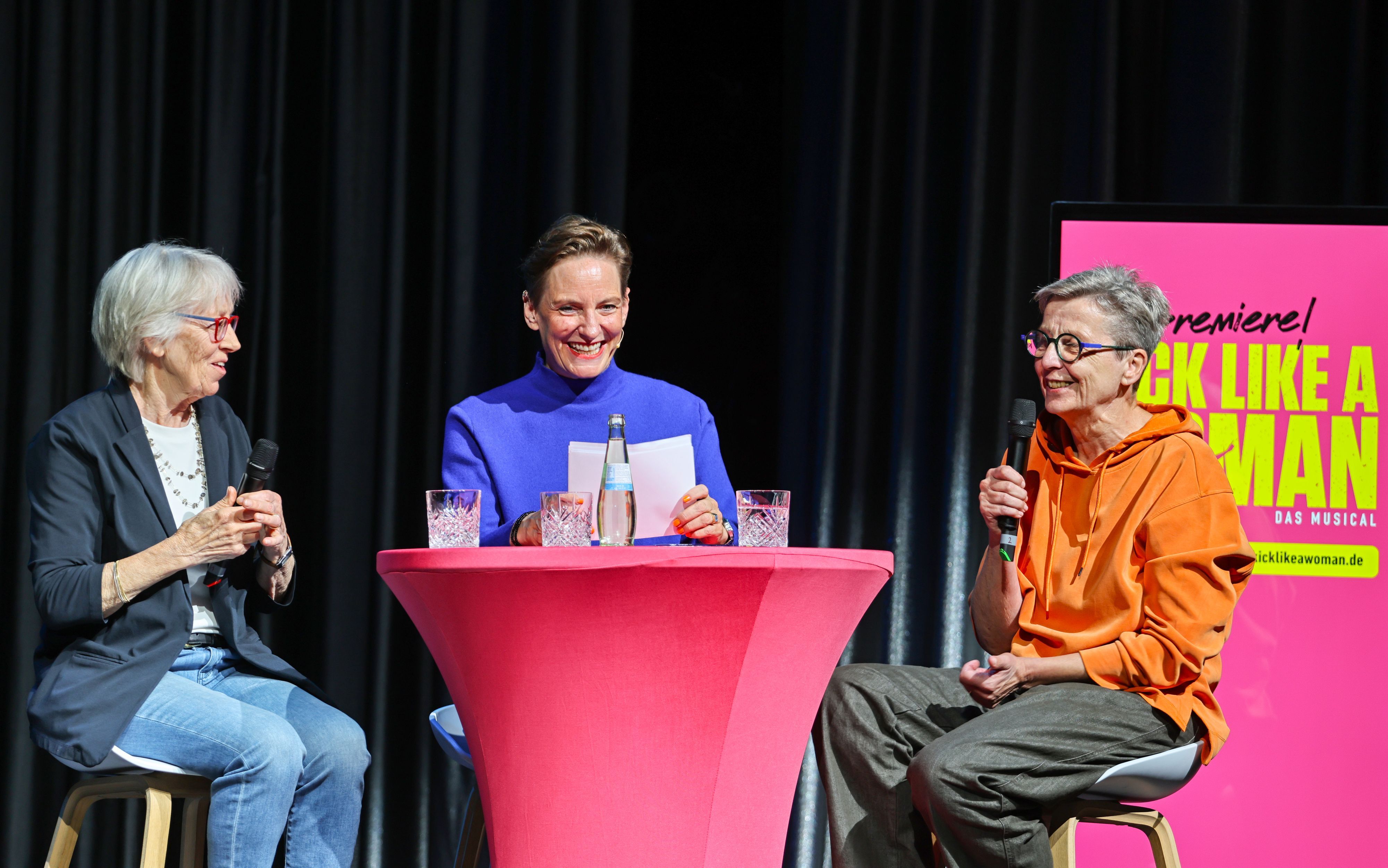 Anne Trabant-Haarbach, Okka Gundel und Hannelore Geilen auf der Bühne.