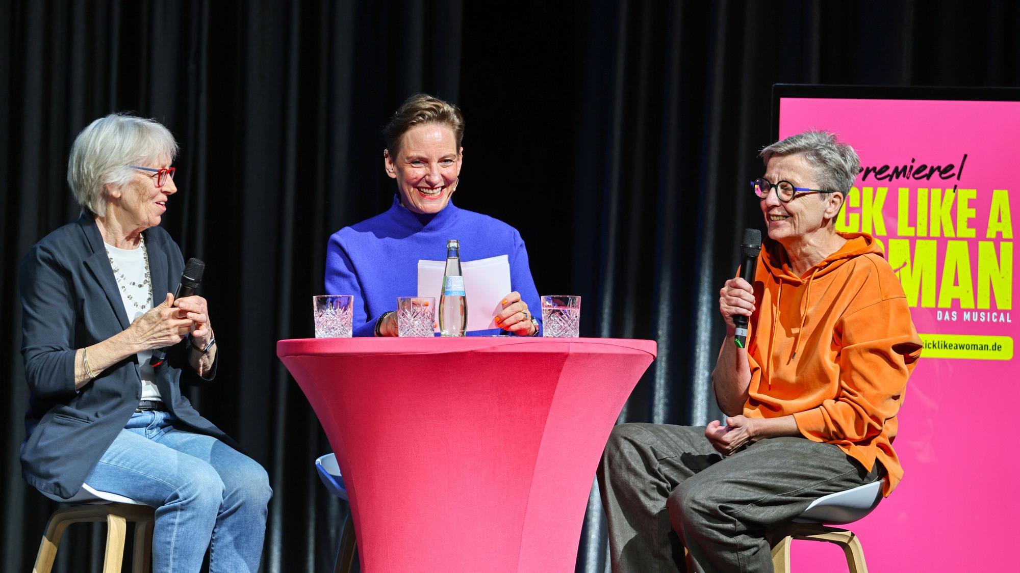 Anne Trabant-Haarbach, Okka Gundel und Hannelore Geilen auf der Bühne.