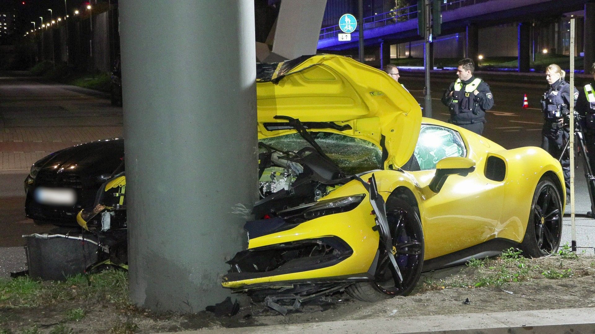 Mutmaßlich bei einem illegalen Rennen kam der gelbe Sportwagen in Düsseldorf von der Fahrbahn ab. Beide Insassen überlebten die Kollision mit einem Brückenpfeiler leicht verletzt. Den Schaden schätzte die Polizei auf 320.000 Euro.