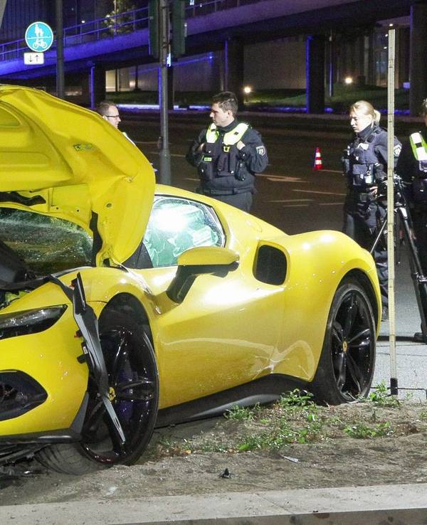 Mutmaßlich bei einem illegalen Rennen kam der gelbe Sportwagen in Düsseldorf von der Fahrbahn ab. Beide Insassen überlebten die Kollision mit einem Brückenpfeiler leicht verletzt. Den Schaden schätzte die Polizei auf 320.000 Euro.