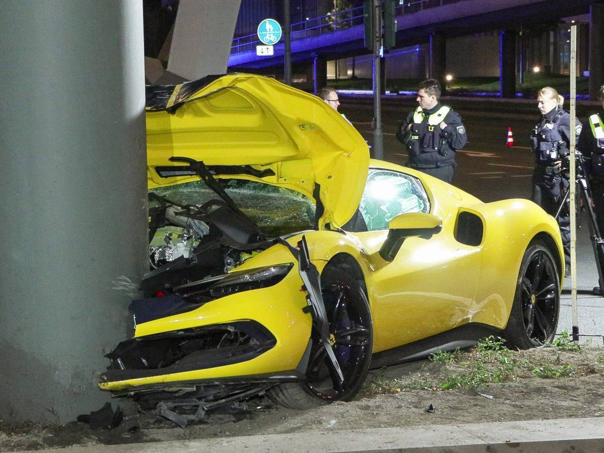 Mutmaßlich bei einem illegalen Rennen kam der gelbe Sportwagen in Düsseldorf von der Fahrbahn ab. Beide Insassen überlebten die Kollision mit einem Brückenpfeiler leicht verletzt. Den Schaden schätzte die Polizei auf 320.000 Euro.