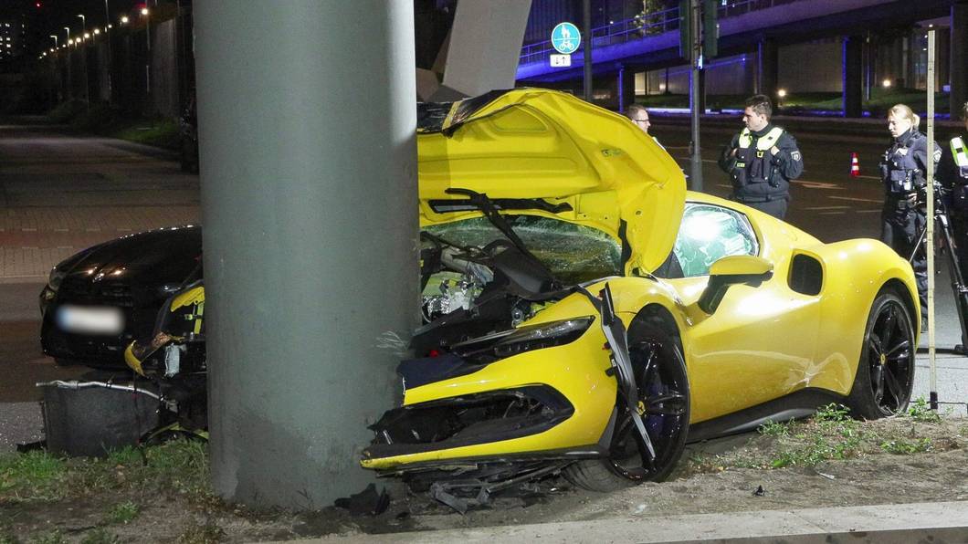 Mutmaßlich bei einem illegalen Rennen kam der gelbe Sportwagen in Düsseldorf von der Fahrbahn ab. Beide Insassen überlebten die Kollision mit einem Brückenpfeiler leicht verletzt. Den Schaden schätzte die Polizei auf 320.000 Euro.