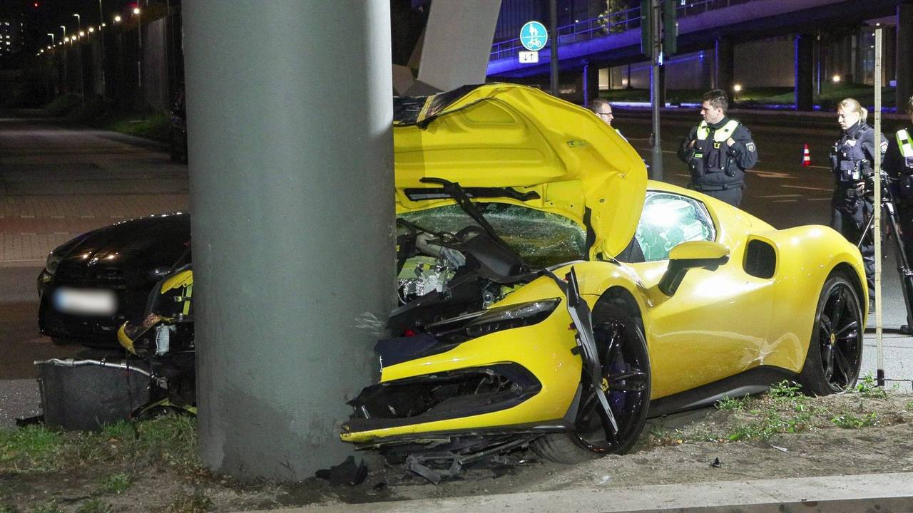 Mutmaßlich bei einem illegalen Rennen kam der gelbe Sportwagen in Düsseldorf von der Fahrbahn ab. Beide Insassen überlebten die Kollision mit einem Brückenpfeiler leicht verletzt. Den Schaden schätzte die Polizei auf 320.000 Euro.