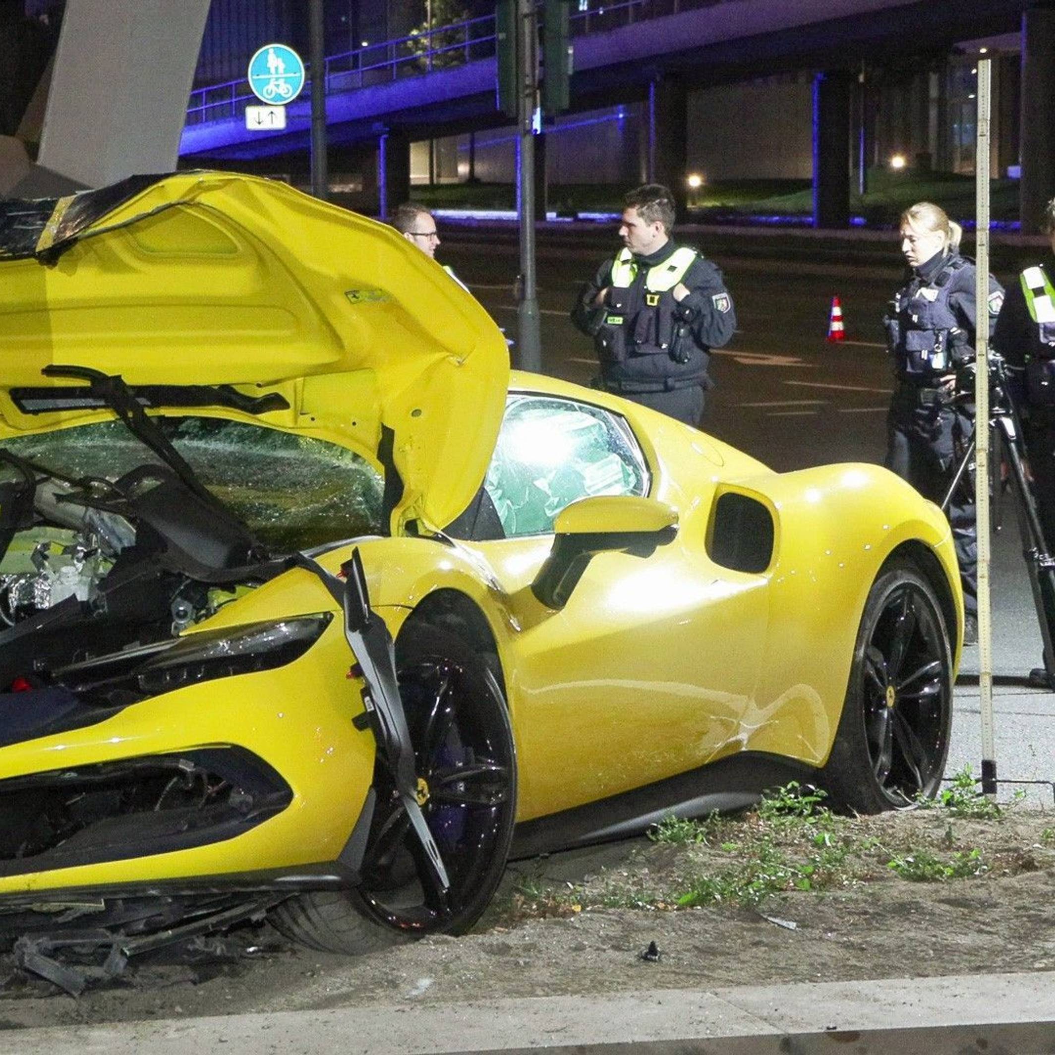 Mutmaßlich bei einem illegalen Rennen kam der gelbe Sportwagen in Düsseldorf von der Fahrbahn ab. Beide Insassen überlebten die Kollision mit einem Brückenpfeiler leicht verletzt. Den Schaden schätzte die Polizei auf 320.000 Euro.