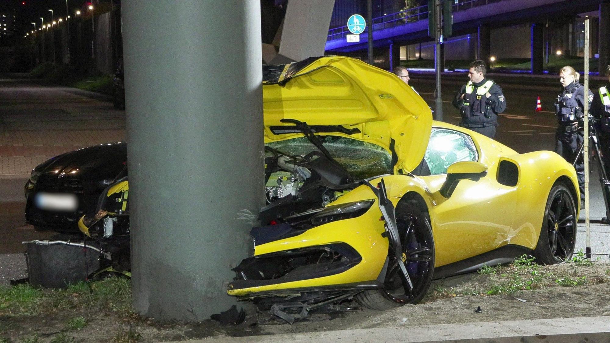 Mutmaßlich bei einem illegalen Rennen kam der gelbe Sportwagen in Düsseldorf von der Fahrbahn ab. Beide Insassen überlebten die Kollision mit einem Brückenpfeiler leicht verletzt. Den Schaden schätzte die Polizei auf 320.000 Euro.