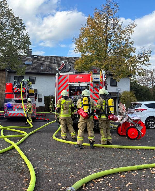 Ein Dachstuhl in Köln-Höhenhaus steht in Flammen. 45 Einsatzkräfte der Feuerwehr mussten insgesamt anrücken.