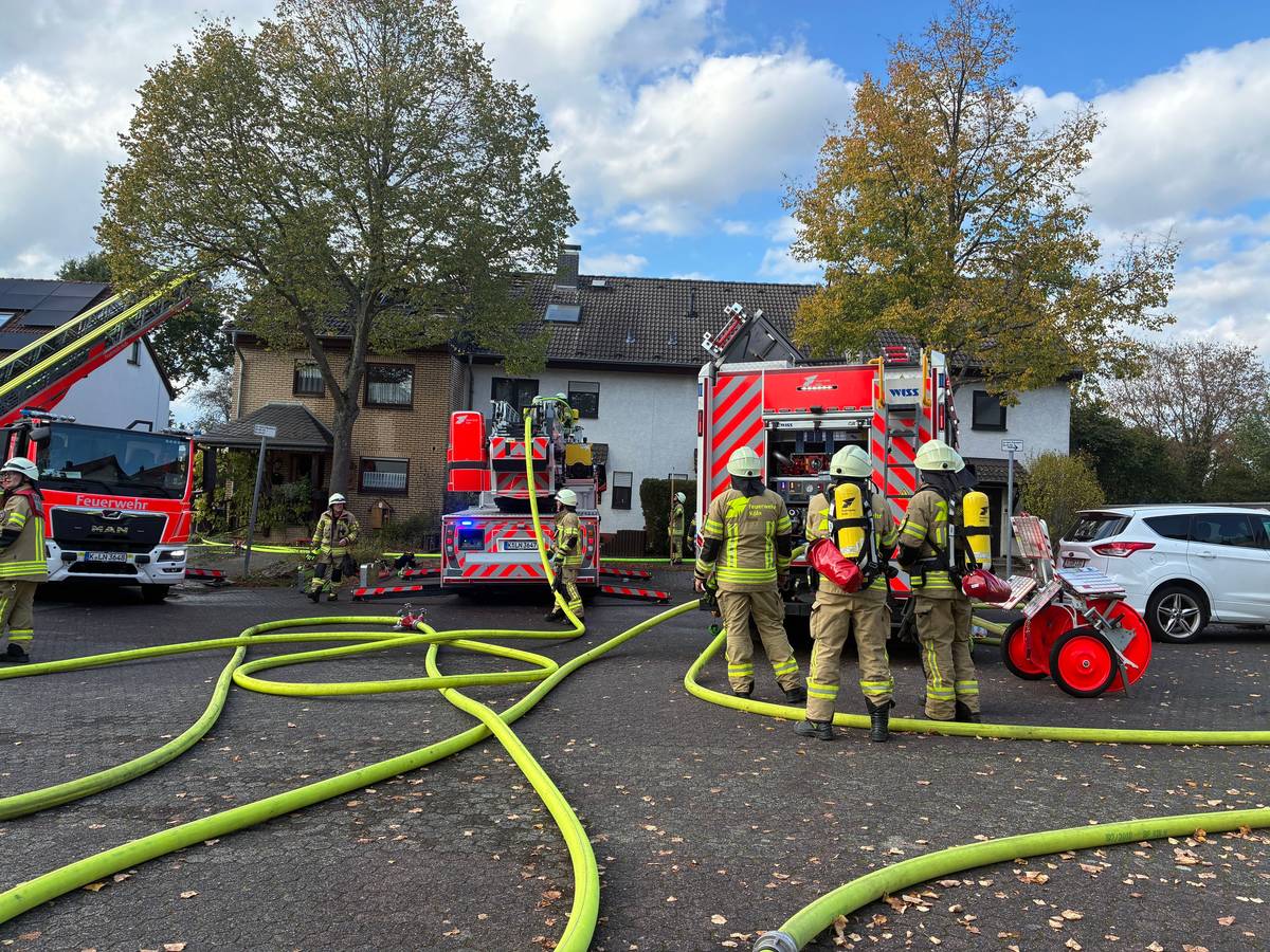 Ein Dachstuhl in Köln-Höhenhaus steht in Flammen. 45 Einsatzkräfte der Feuerwehr mussten insgesamt anrücken.