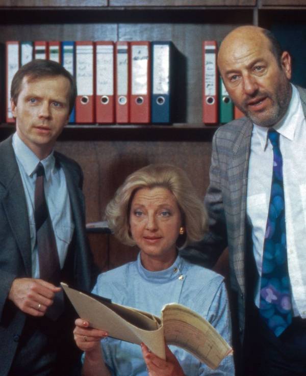 In „Liebling Kreuzberg“ spielte Michael Kausch (links, mit Corinna Genest und Manfred Krug) eine der wichtigsten Rellen seiner Karriere. (Bild: IMAGO / United Archives)
