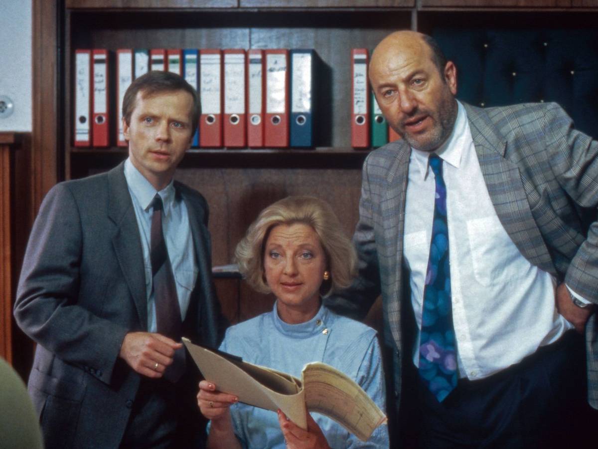 In „Liebling Kreuzberg“ spielte Michael Kausch (links, mit Corinna Genest und Manfred Krug) eine der wichtigsten Rellen seiner Karriere. (Bild: IMAGO / United Archives)