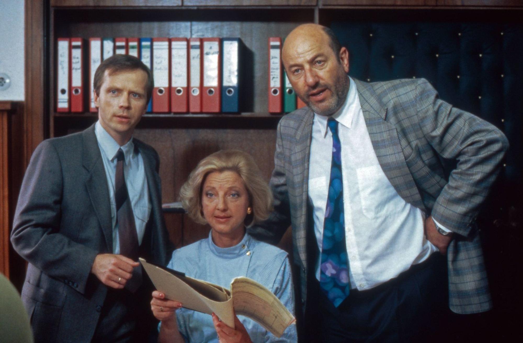 In „Liebling Kreuzberg“ spielte Michael Kausch (links, mit Corinna Genest und Manfred Krug) eine der wichtigsten Rellen seiner Karriere. (Bild: IMAGO / United Archives)
