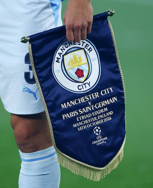 Ein Profi von Manchester City trägt das Vereinslogo auf einem Wimpel.