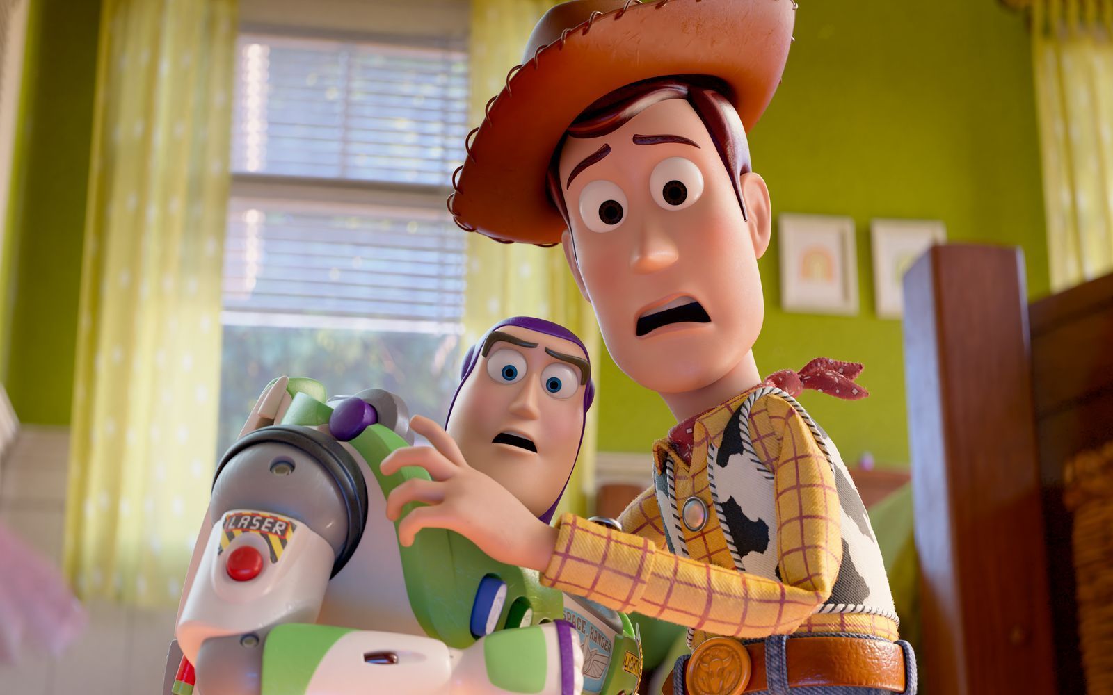 Buzz Lightyear (links) und Cowboy Woody sehen sich in „Toy Story 5“ einer furchteinflößenden Bedrohung ausgesetzt: moderne Technik im Kinderzimmer. (Bild: Leonine/2026 Disney/Pixar)