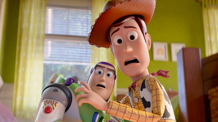 Buzz Lightyear (links) und Cowboy Woody sehen sich in „Toy Story 5“ einer furchteinflößenden Bedrohung ausgesetzt: moderne Technik im Kinderzimmer. (Bild: Leonine/2026 Disney/Pixar)
