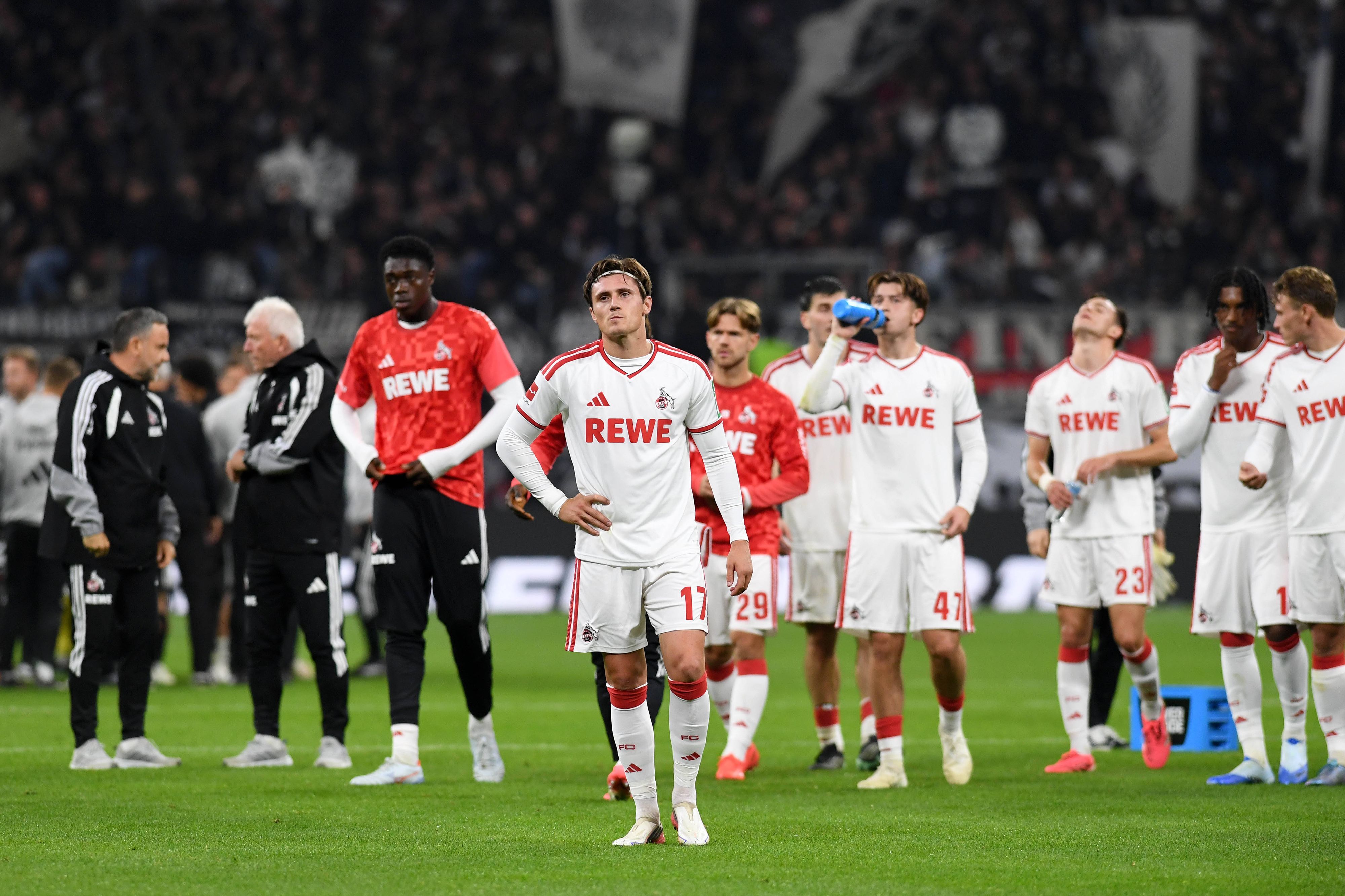 Die FC-Profis stehen nach der 0:1-Niederlage in Frankfurt enttäuscht auf dem Platz.