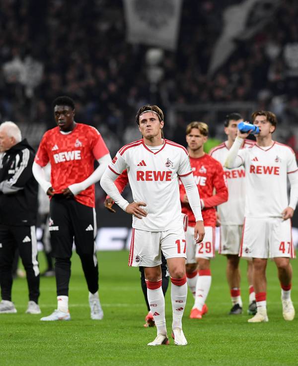 Die FC-Profis stehen nach der 0:1-Niederlage in Frankfurt enttäuscht auf dem Platz.