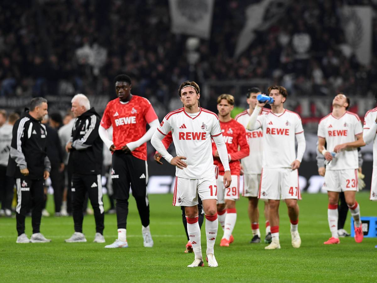 Die FC-Profis stehen nach der 0:1-Niederlage in Frankfurt enttäuscht auf dem Platz.