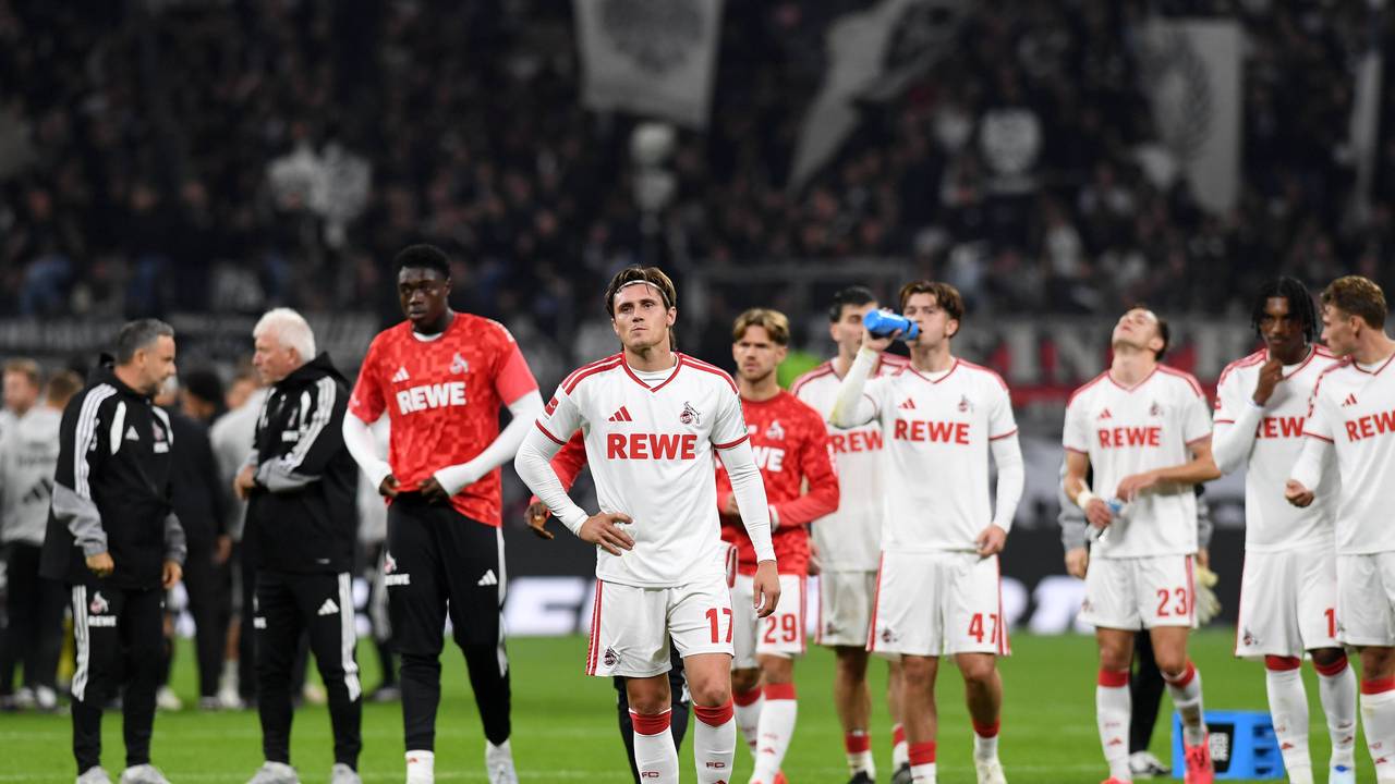 Die FC-Profis stehen nach der 0:1-Niederlage in Frankfurt enttäuscht auf dem Platz.